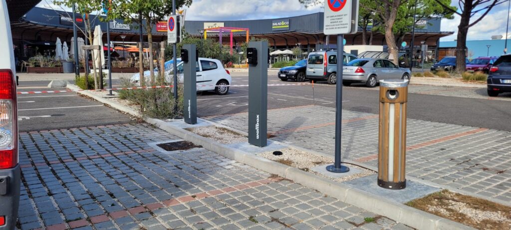 Borne de recharge et carport solaire, A'dvenir Eco à Avignon