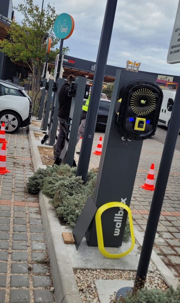 Borne de recharge et carport solaire, A'dvenir Eco à Avignon