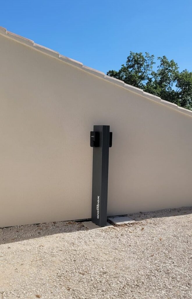 Borne de recharge et carport solaire, A'dvenir Eco à Avignon