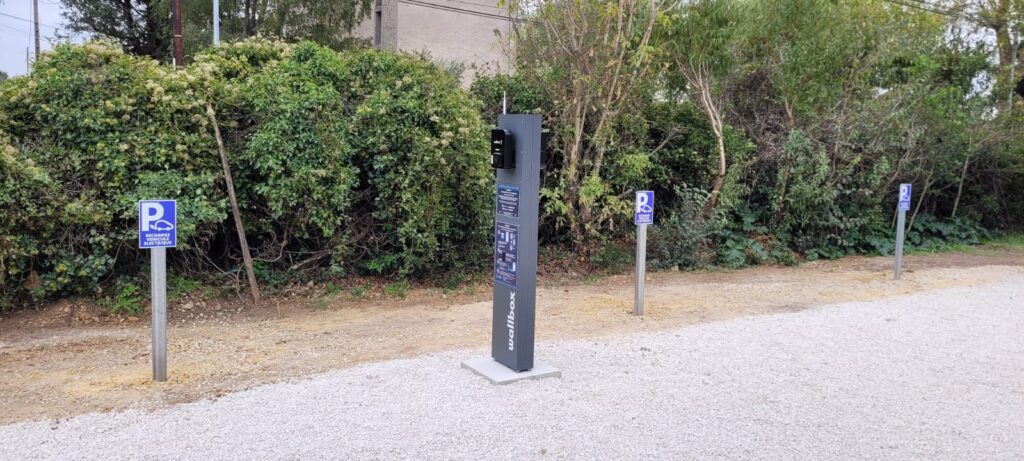 Borne de recharge et carport solaire, A'dvenir Eco à Avignon