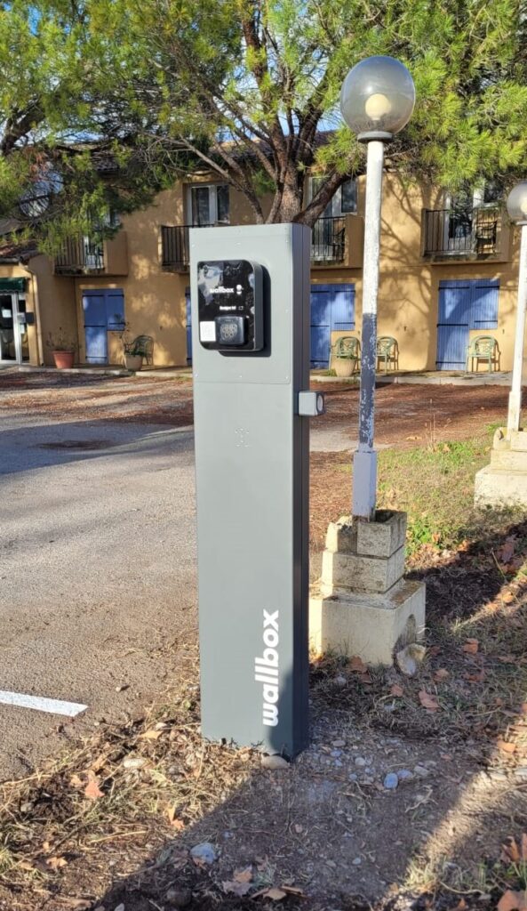 Borne de recharge et carport solaire, A'dvenir Eco à Avignon
