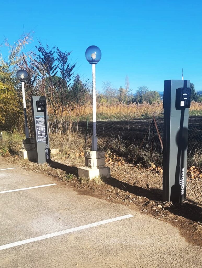 Borne de recharge et carport solaire, A'dvenir Eco à Avignon