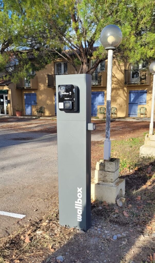 Borne de recharge et carport solaire, A'dvenir Eco à Avignon