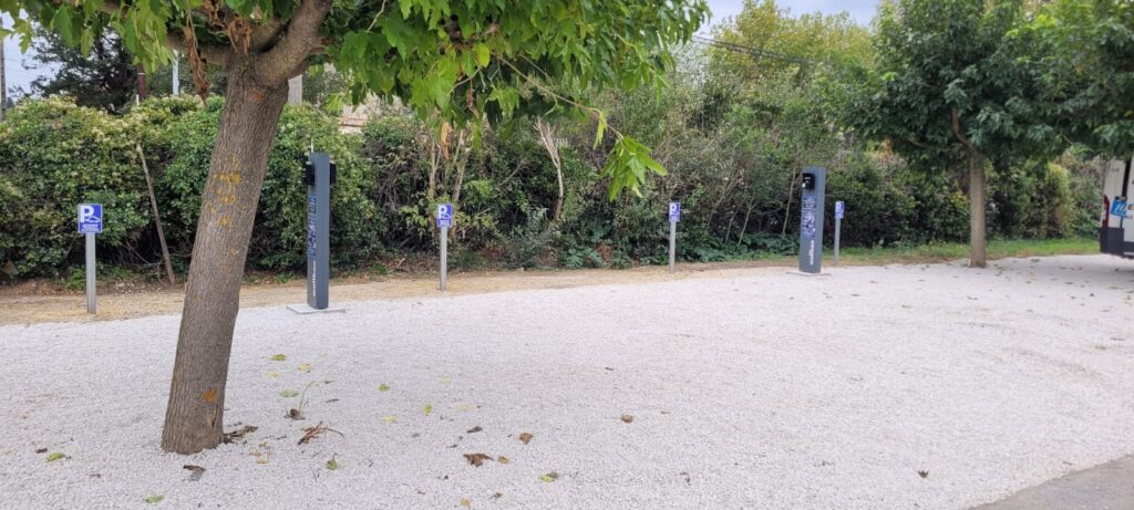 Borne de recharge et carport solaire, A'dvenir Eco à Avignon