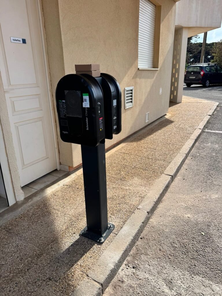 Borne de recharge double sur pied installée en extérieur (copropriété / entreprise) — A'dvenir Eco