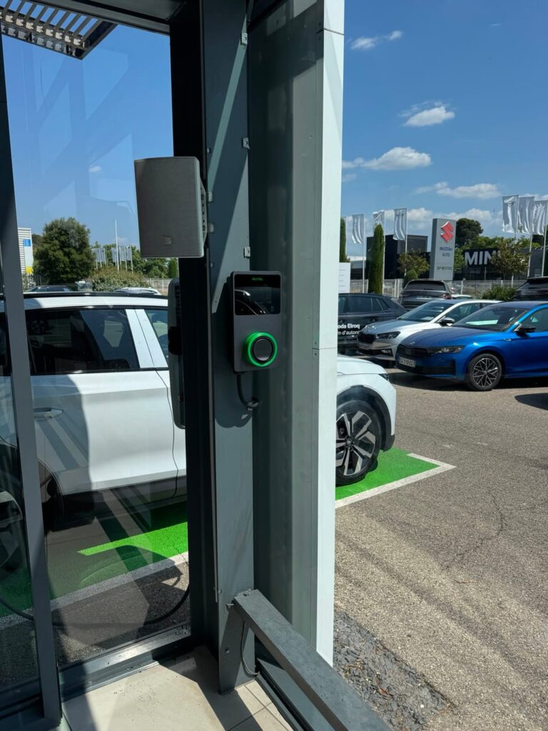 Borne de recharge installée chez un concessionnaire automobile — A'dvenir Eco (professionnel / entreprise)