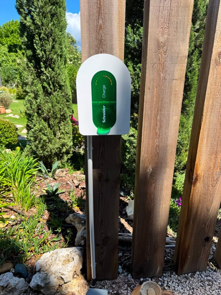 Borne de recharge Schneider EVlink sur pied installée chez un particulier — A'dvenir Eco
